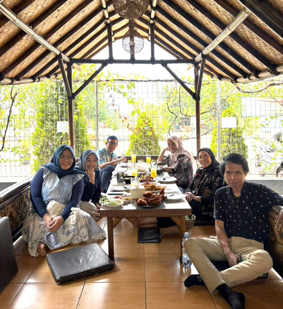 Rapat Bidang II Finalisasi Program E member ditutup dengan Makan Siang Bersama di RM Kampung Kecil Cibinong
